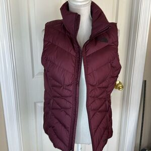 Women’s North Face quilted vest zip up closure, side pockets zip size M
